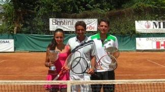 <b>GIOVANI.</b> I due vincitori del torneo Raffaelli col maestro (al centro)
