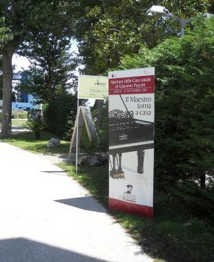 Il totem della casa natale di Puccini al teatro di Torre del Lago 