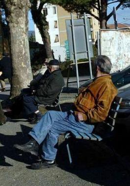 Alcuni pensionati seduti su una panchina 