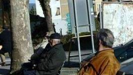 Alcuni pensionati seduti su una panchina