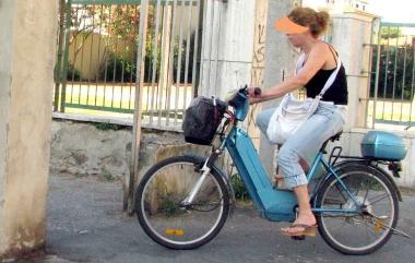 Una signora con la bici elettrica 