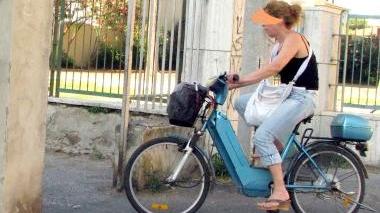 Una signora con la bici elettrica