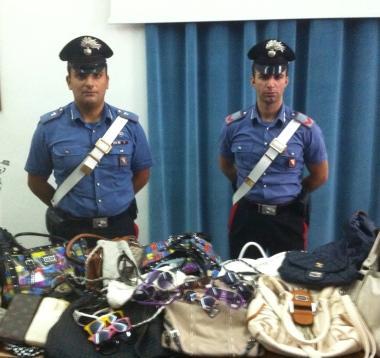 I carabinieri con la merce sequestrata 