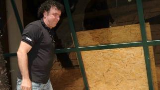 Giovanni Niccolai indica il punto da dove è passato il ladro