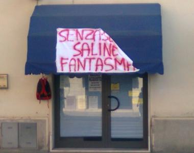Un cartello di protesta affisso ad un negozio  