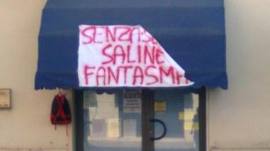Un cartello di protesta affisso ad un negozio