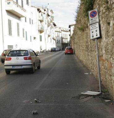 Il parcometro sradicato da ignoti in piazza Mercatale