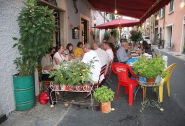 <b>ARREDI.</b> Le sedie colorate del ristorante Marzocco 