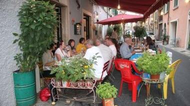 <b>ARREDI.</b> Le sedie colorate del ristorante Marzocco