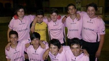 A destra le tribune dell’oratorio gremite da amici e tifosi Qui sotto la squadra del Digimon (1995/1996) che ha vinto il premio fair play
