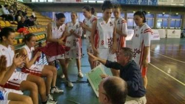 Mirko Diamanti catechizza le sue ragazze durante un timeout (vip)