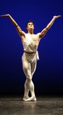 <b>&Egrave;TOILE.</b> Roberto Bolle sar&agrave; fra i grandi protagonisti del gala di danza in programma stasera al Pucciniano 