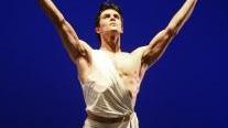 <b>ÈTOILE.</b> Roberto Bolle sarà fra i grandi protagonisti del gala di danza in programma stasera al Pucciniano