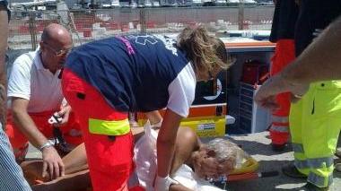 Rischia la vita per salvare una ragazzina
