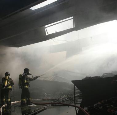Idranti aperti fino al pomeriggio per spegnere le fiamme 