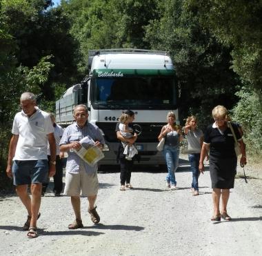 Ieri ancora rallentamenti dei camion in via del Limoncino  