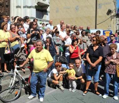 Pistoiesi e turisti in piazza del Duomo in attesa della sfilata A sinistra una vigilessa al lavoro