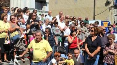 Pistoiesi e turisti in piazza del Duomo in attesa della sfilata A sinistra una vigilessa al lavoro