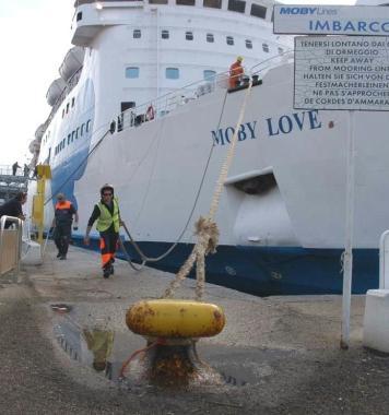 Una nave della Moby durante le operazioni di attracco in porto a Portoferraio    