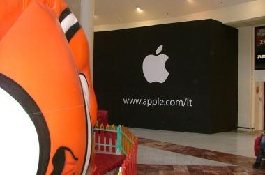 Il telone con il marchio della Apple comparso ieri ai Gigli