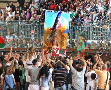 <b>TRIONFO E DELUSIONE </b>Michinelli e a destra Cresci Al centro il drappo vinto dal Drago 