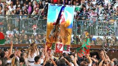 <b>TRIONFO E DELUSIONE </b>Michinelli e a destra Cresci Al centro il drappo vinto dal Drago