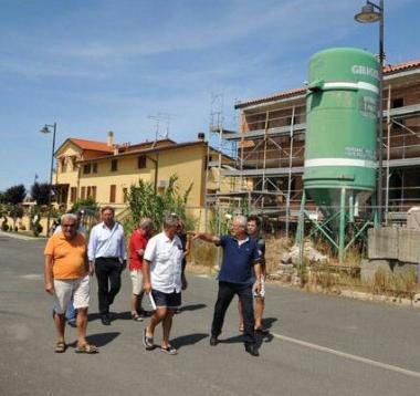 Il sindaco Benedetti durante il sopralluogo di ieri mattina insieme ai cittadini 