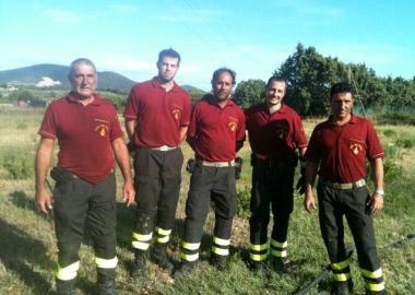 <b>POMERIGGIO DI FUOCO.</b> La squadra dei vigili del fuoco Accanto e in basso le concitate operazioni di spegnimento dei vigili del fuoco e della protezione civile della Svs 
