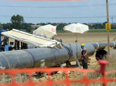 I lavori di realizzazione, nella zona di Collesalvetti, del gasdotto che in futuro andr&agrave; a collegarsi a quello che dallAlgeria, passando per la Sardegna, arriver&agrave; a Tor del Sale 