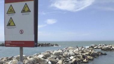 Marina, due bambini rischiano di annegare. Salvati dai bagnanti