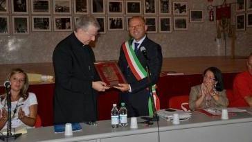 Il vescovo Ciattini premiato dal sindaco Tinti