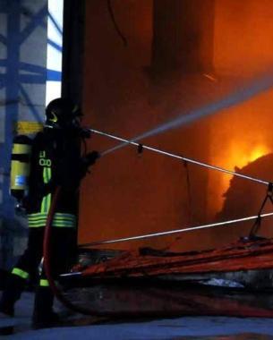 Vigili del fuoco al lavoro sul rogo di Erre Erre 