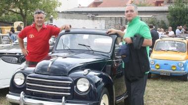 Il presidente Mosca (a destra) accanto ad una Topolino