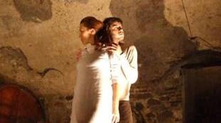 Uno degli spettacoli del Kulturificio nelle cantine di Bacchereto In scena Valentina Banci e Francesco Borchi