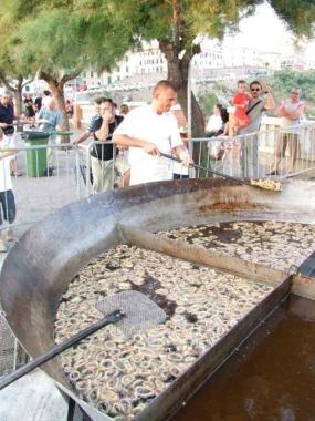 Il padellone simbolo della Sagra del pesce 