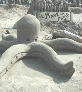 Sculture di sabbia, simposio con 13 artisti sull'arenile di Levante