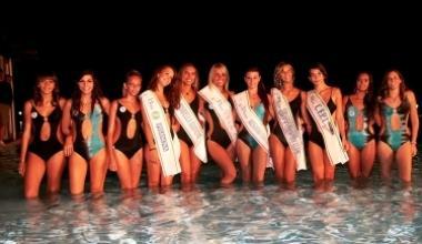 Le finaliste della selezione di Miss Litorale al Cosmopolitan e, sotto, un momento dello spettacolo