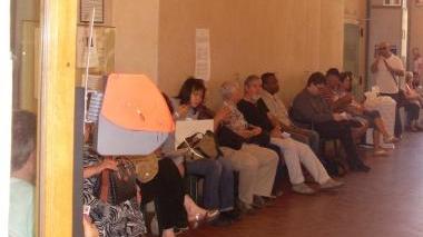 Cittadini in attesa all’ufficio anagrafe