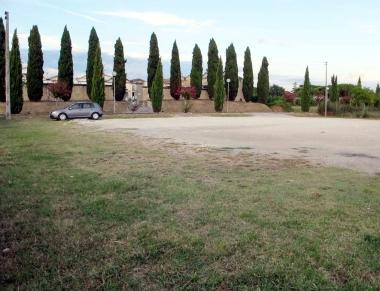 Il piazzale adiacente al cimitero di Stabbia 