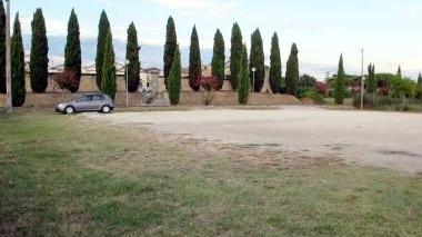 Il piazzale adiacente al cimitero di Stabbia