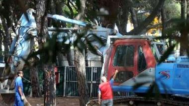 Le operazioni di bonifica del complesso Caravella