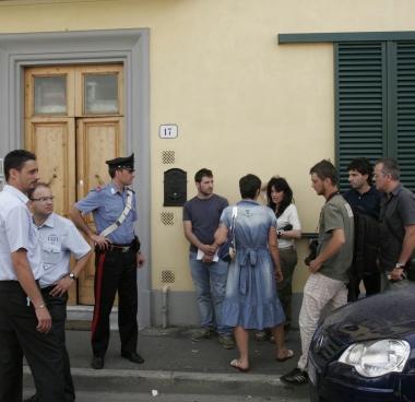 I carabinieri indagano sulla morte della coppia di fidanzati 