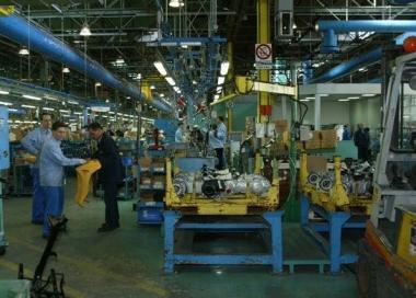 Operai al lavoro in uno stabilimento della Piaggio di Pontedera 