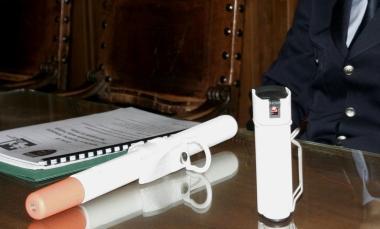 Il bastone estensibile e la bomboletta spray al peperoncino in dotazione alla polizia municipale 