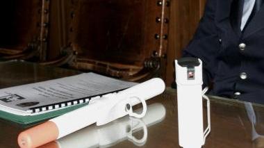 Il bastone estensibile e la bomboletta spray al peperoncino in dotazione alla polizia municipale