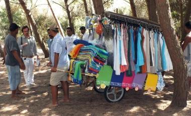 Il carretto del marocchino ferito viene messo al sicuro da un amico