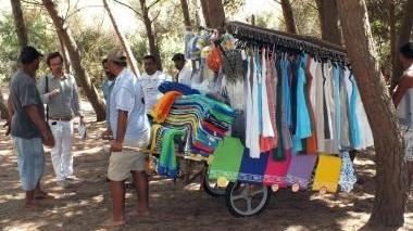 Il carretto del marocchino ferito viene messo al sicuro da un amico