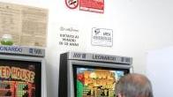 Un pensionato intento a giocare ad una slot machine