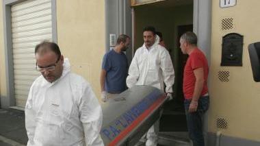 Il personale della Pubblica Assistenza durante la rimozione delle salme in via Ariosto