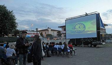 Cenaia ritrova il cinema di una volta grazie a un forgone che porta le proiezioni nei paesi